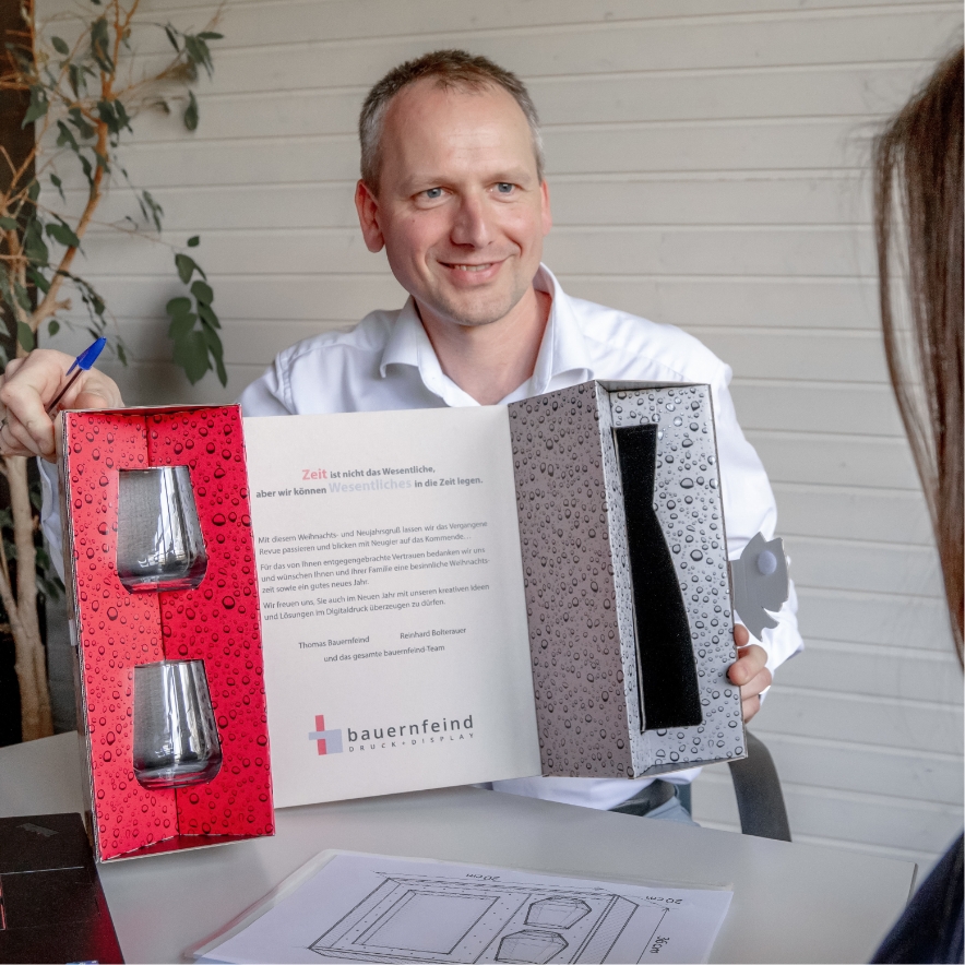 Ein Berater von Bauernfeind erklärt einer Kunden Verpackungsmechanik