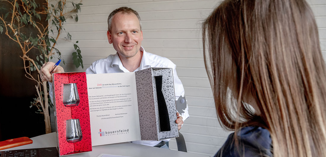 Günther Wiesner, Berät eine Kunden über eine Verpackungslösung