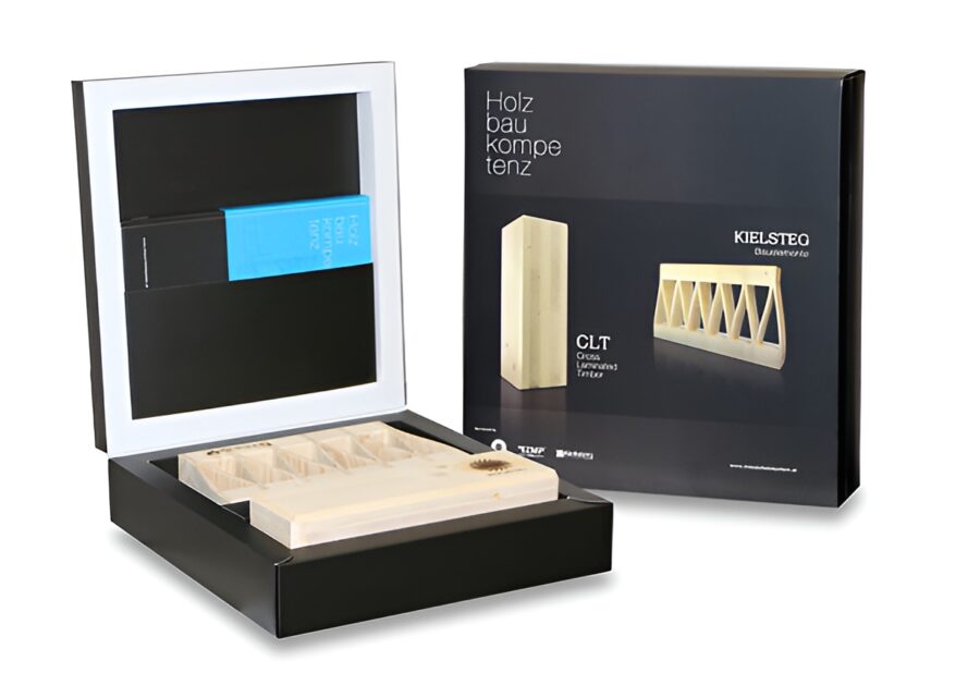 Hohlrahmenkarton mit Holzmodell