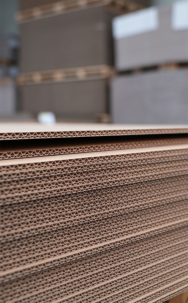 Seitenansicht mit sichtbarer Wellstruktur im Kartonlager von Bauernfeind in Grünburg